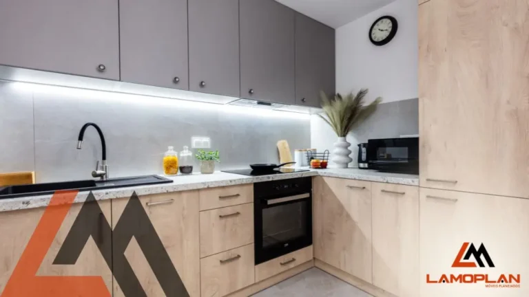 Cozinhas Pequenas, Grandes Soluções: As Vantagens de Investir em Móveis Planejados