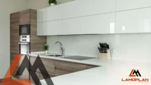 Cozinha pequena com móveis planejados e armários sob medida integrados