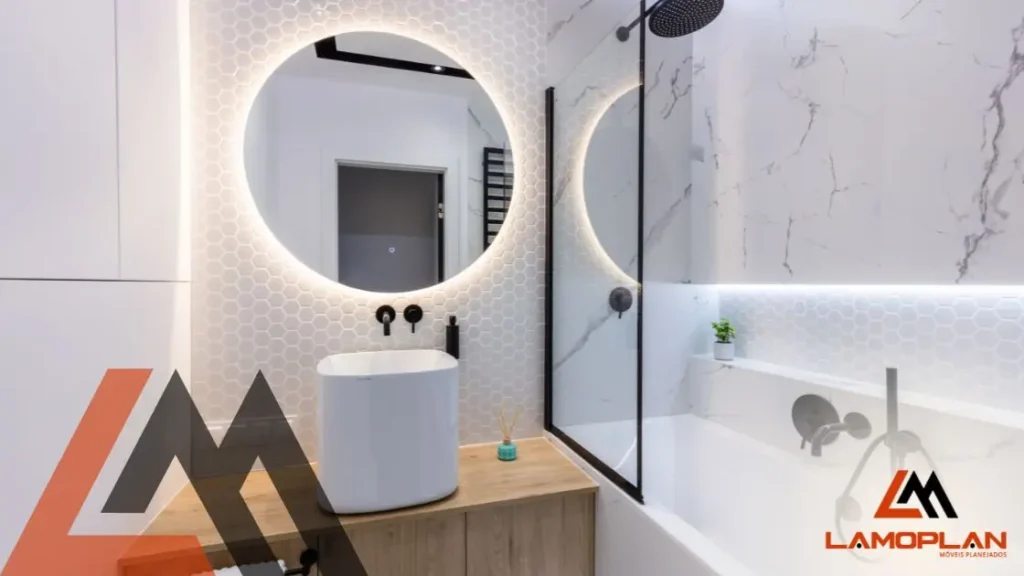 Banheiro pequeno com móveis planejados funcionais e retráteis