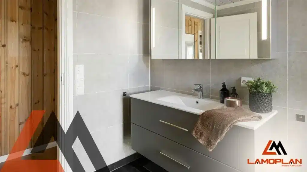 Ambiente moderno com móveis planejados para banheiros compactos