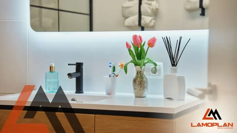 Transforme seu espaço: ideias criativas de móveis planejados para banheiros compactos